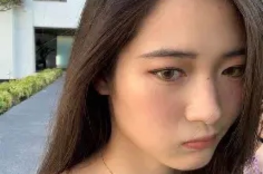 张踩铃每天和AI聊天宛如谈恋爱AI居然和她讲了某个明星的八卦