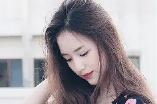 一位美丽时尚的妈妈和她的小女儿在浴室里玩耍