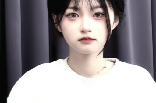 抖音初代网红 x 严谨泳装照